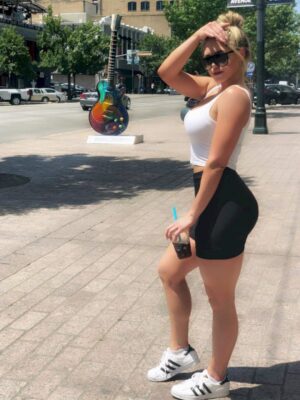 ארינה דוגמנית על