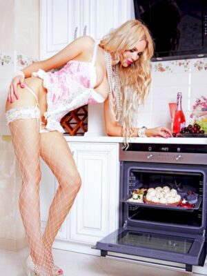 לונה דוגמנית על