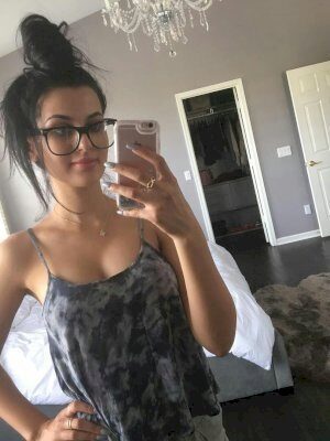 אוולין בחורה סוערת אוולין בחורה סוערת