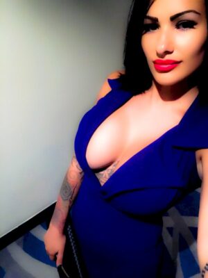 אלינור צעירה עסיסית