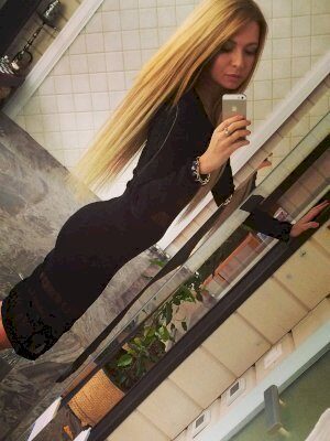 מאטיל בחורה חמה מחכה להזמנה שלך