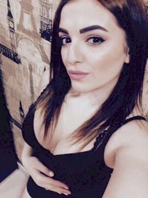 מיה דוגמנית על אצלך בבית