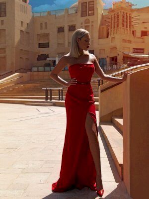 קרולינה נערה עם גוף מטריף קרולינה נערה עם גוף מטריף