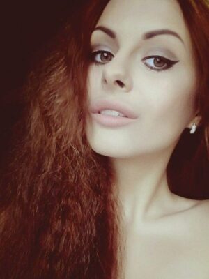 קתי בחורה לוהטת