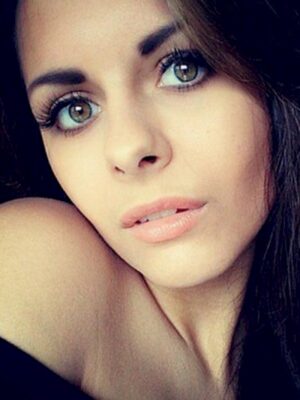 קתי בחורה לוהטת