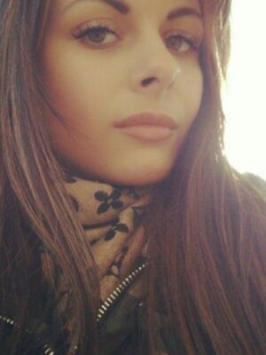 קתי בחורה לוהטת