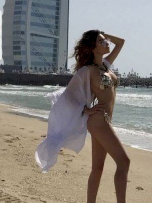 אוולין בחורה אקזוטית